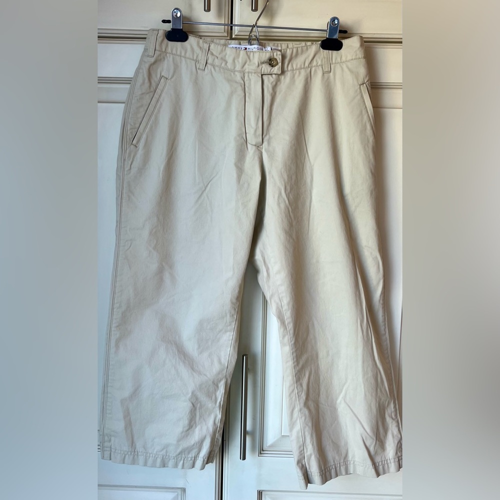 Tommy Hilfiger Golf beige capris size 40/8-10. EUC.